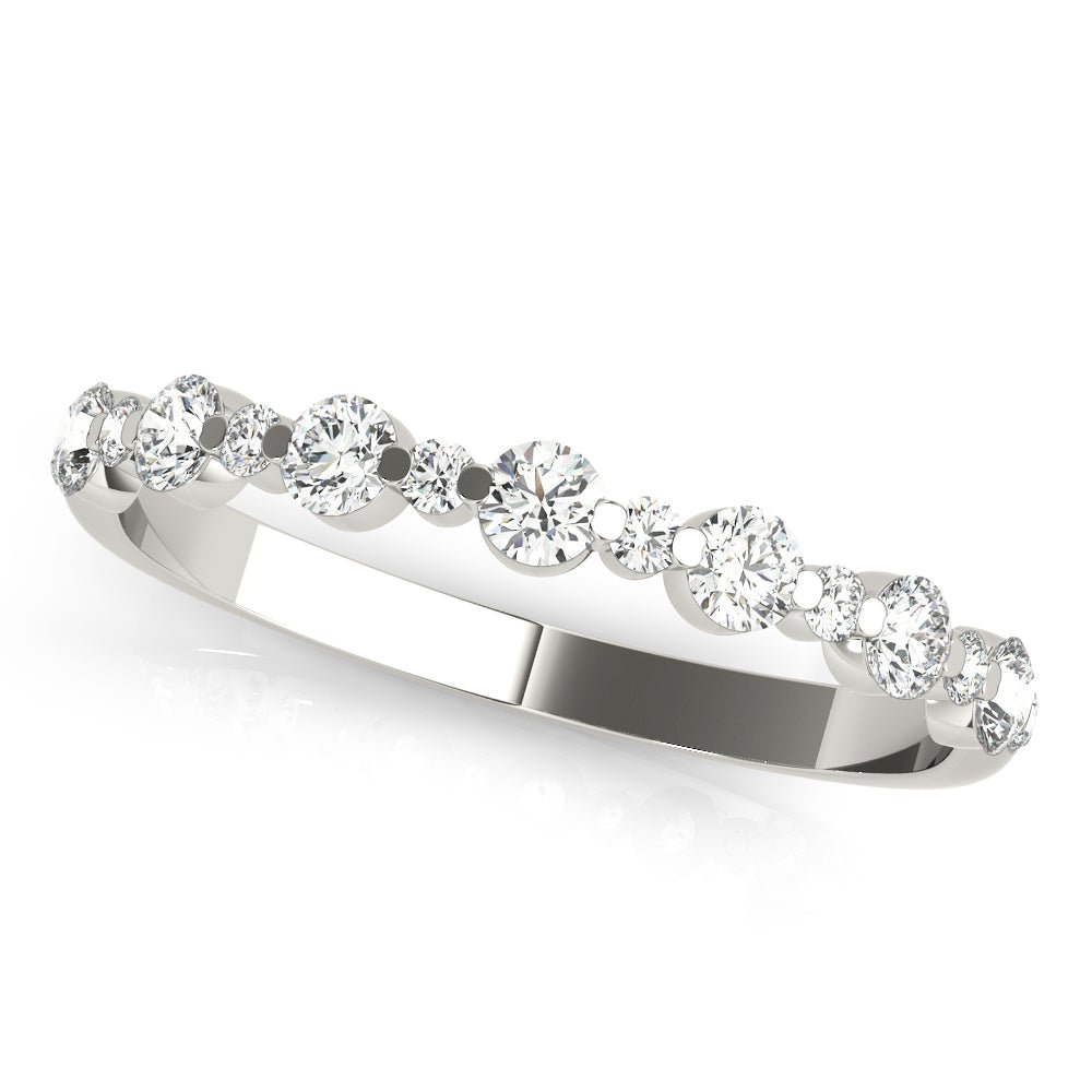 Single Shared Prong Wedding Band, Alternating Size